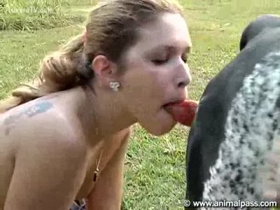 Девица горячо сосет член кобелю и трахается в саду